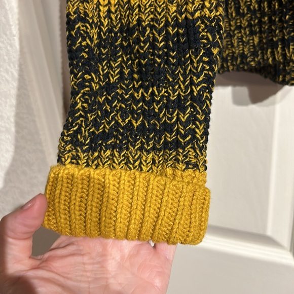 Urban Outfitters Gold and Black Sweater NWT - Picture 3 of 7